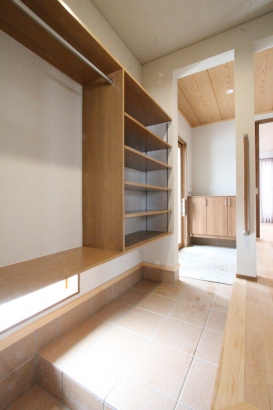   デキノヤホーム｜富山県 ｜木の家づくりの施工事例 インナーガレージのある勾配天井の平屋