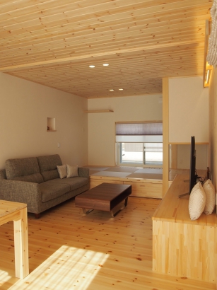   株式会社アディックの施工事例 シンプルなガルバと床下エアコン暖房の自然素材の家