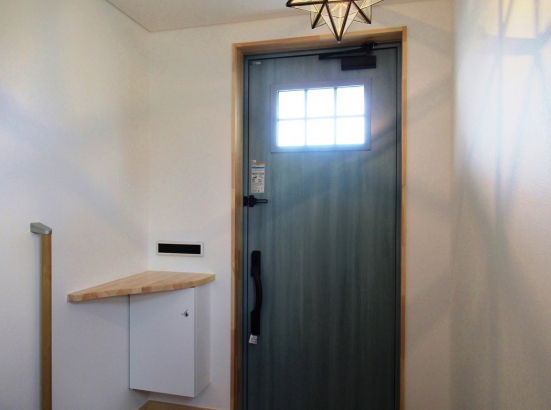 郵便受けの棚と宅配ＢＯＸの室内側の扉